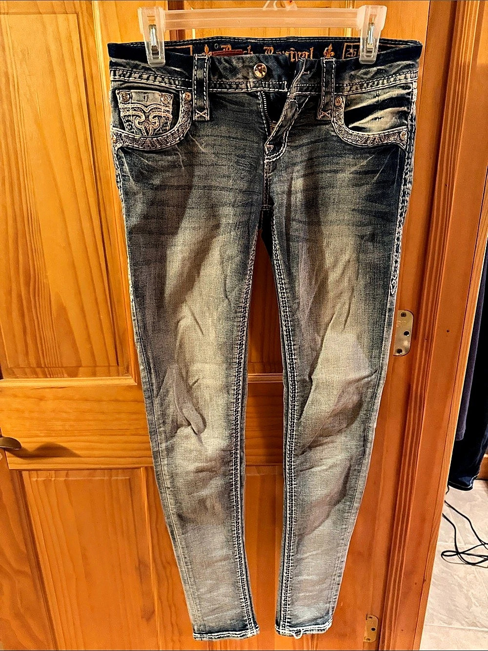 Rock Revival Women's Embroidered Skinny Jeans in light blue wash Like New